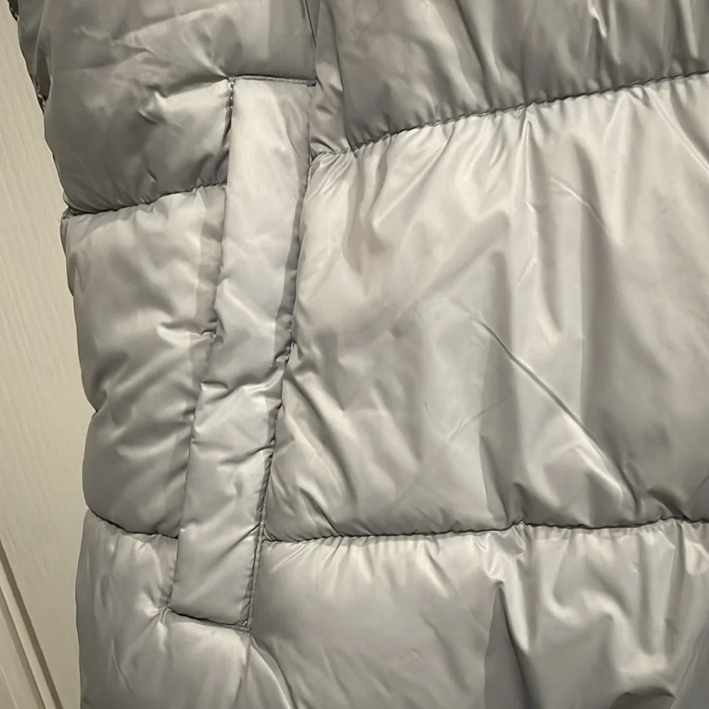 NWT women’s XXL Old Navy puffer vest - Picture 4 of 5
